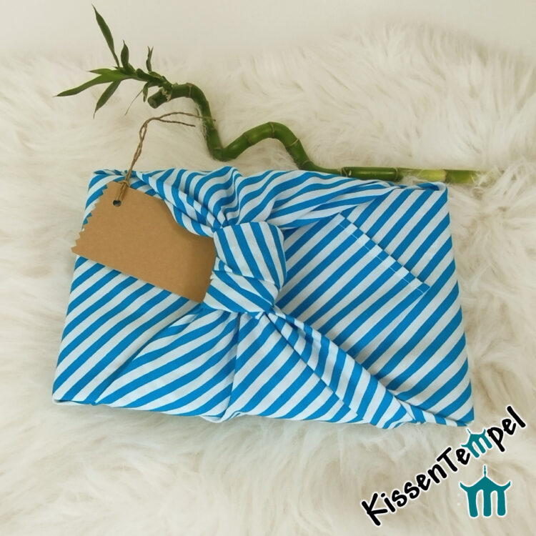 Edles CD-Geschenktuch Furoshiki „Stripes“ blau-weiß, Stoff-Geschenkverpackung